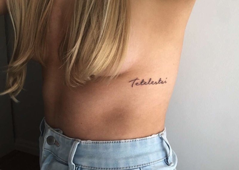 Тату имя на ребрах