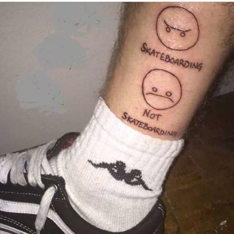 Тату смайлик на ноге