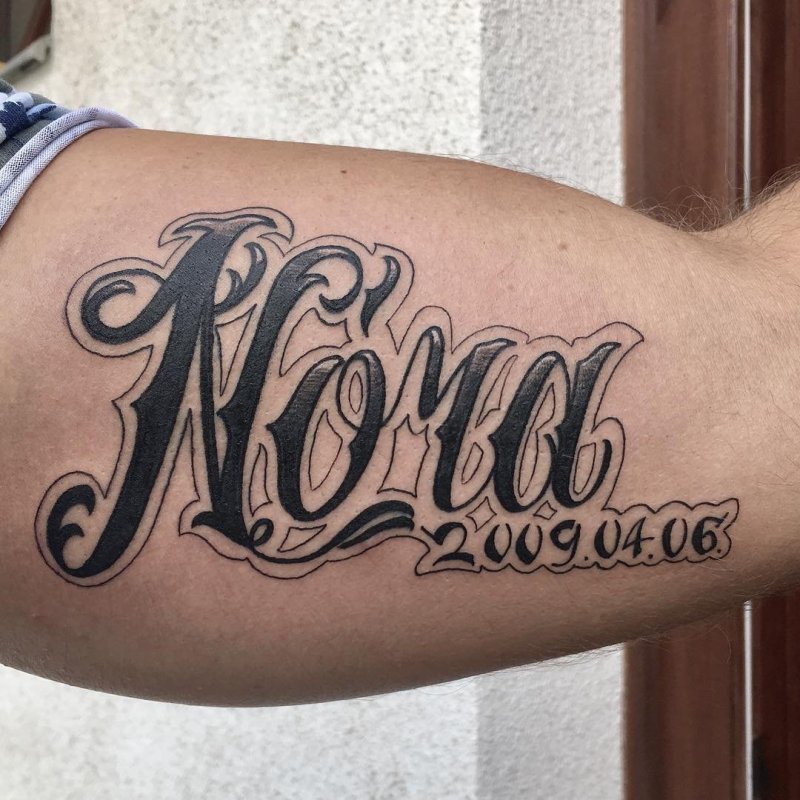 Тату имя на бицепсе