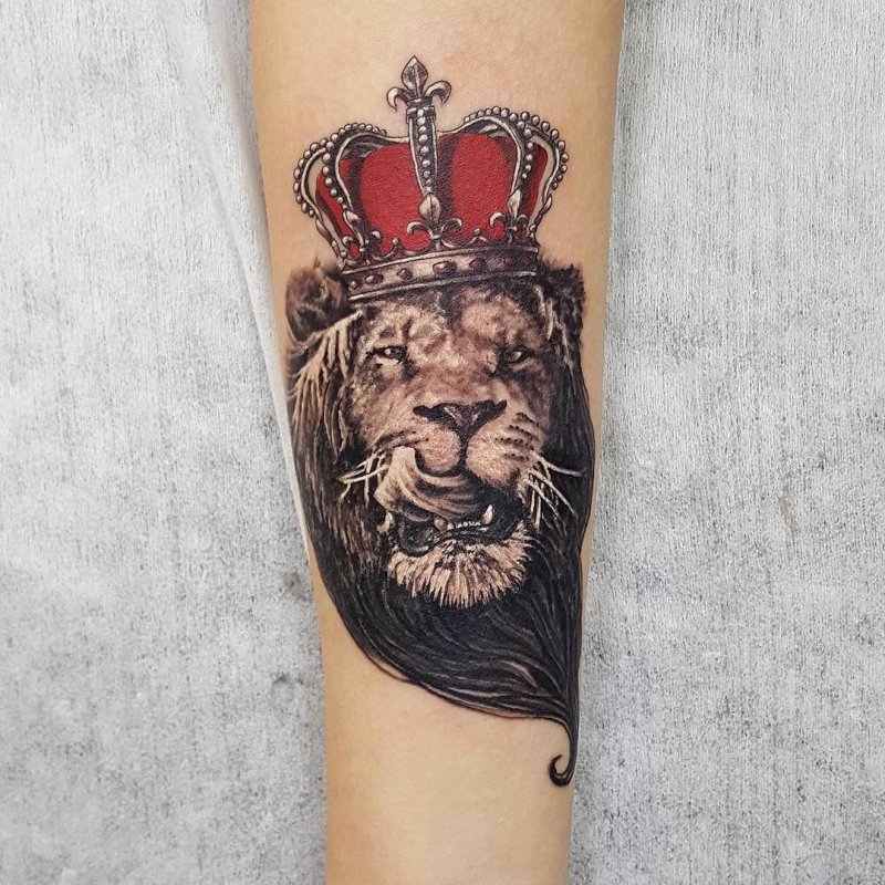 Тату Лев с короной