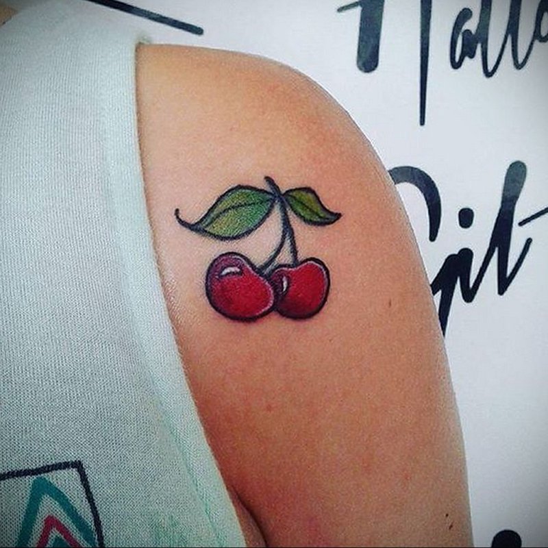 Тату Вишенки на ягодице