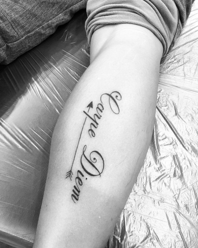 Тату надпись на ключице Carpe Diem