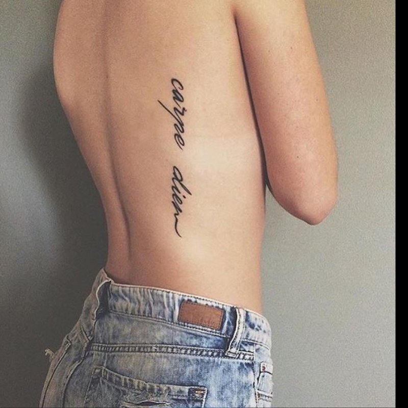 Тату надпись Carpe Diem