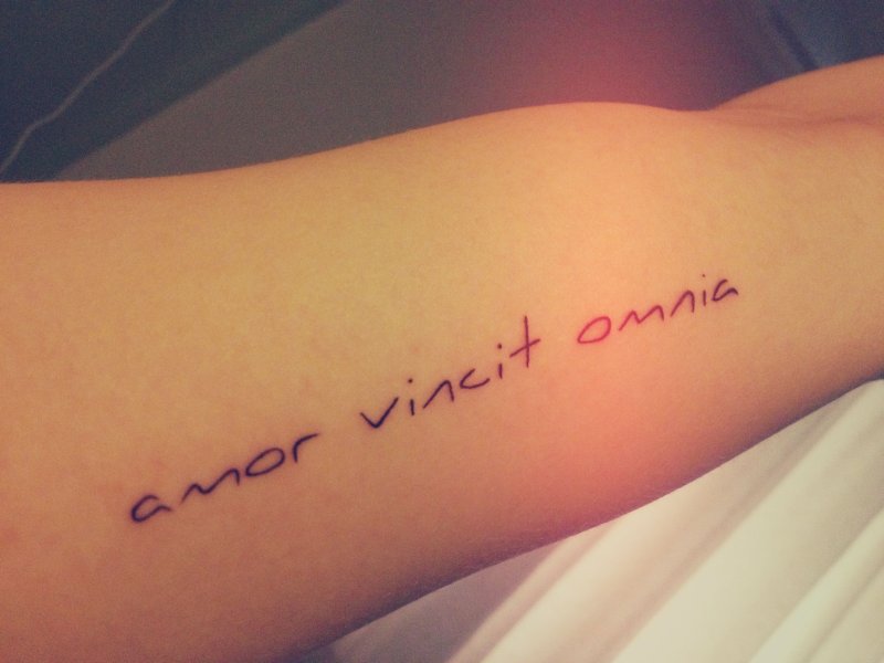 Amor vincit Omnia тату