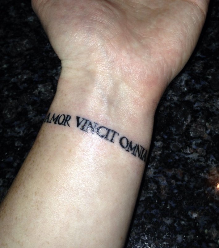 Amor vincit Omnia тату на ключице