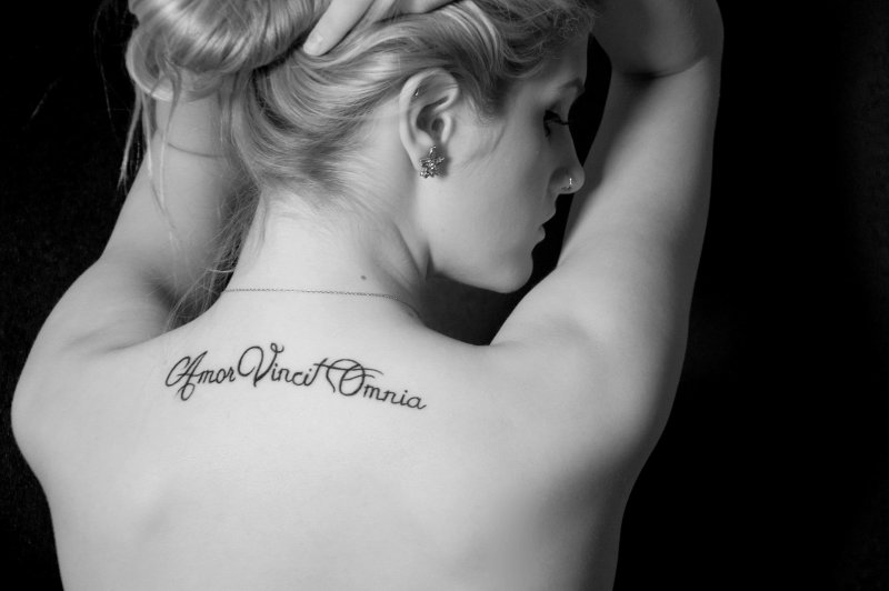 Amor vincit Omnia тату