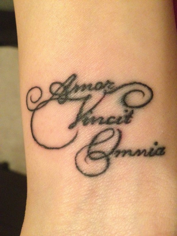 Amor vincit Omnia тату