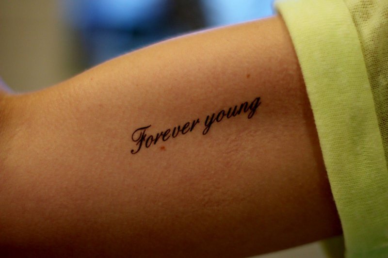 Тату надпись Forever young