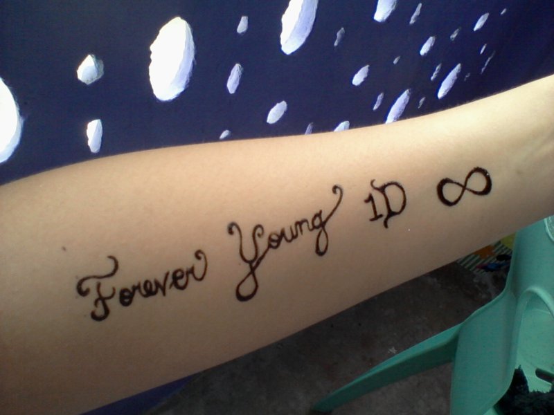 Тату Forever young на руке