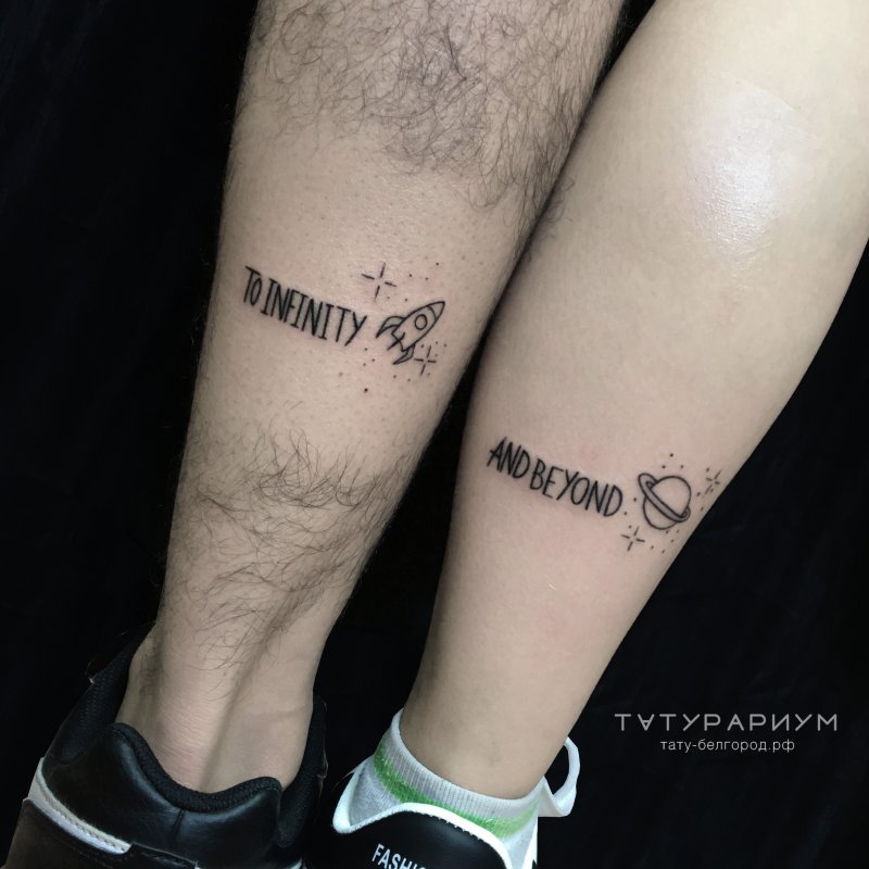 Тату надпись на бедре