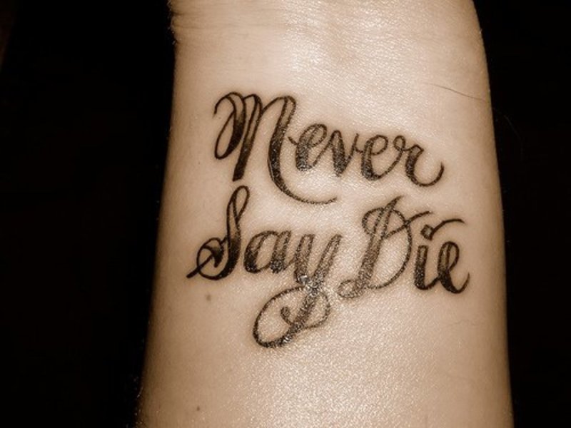 Тату never give up на руке