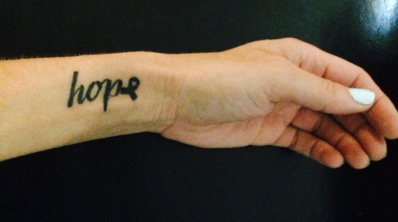 Тату never give up на руке