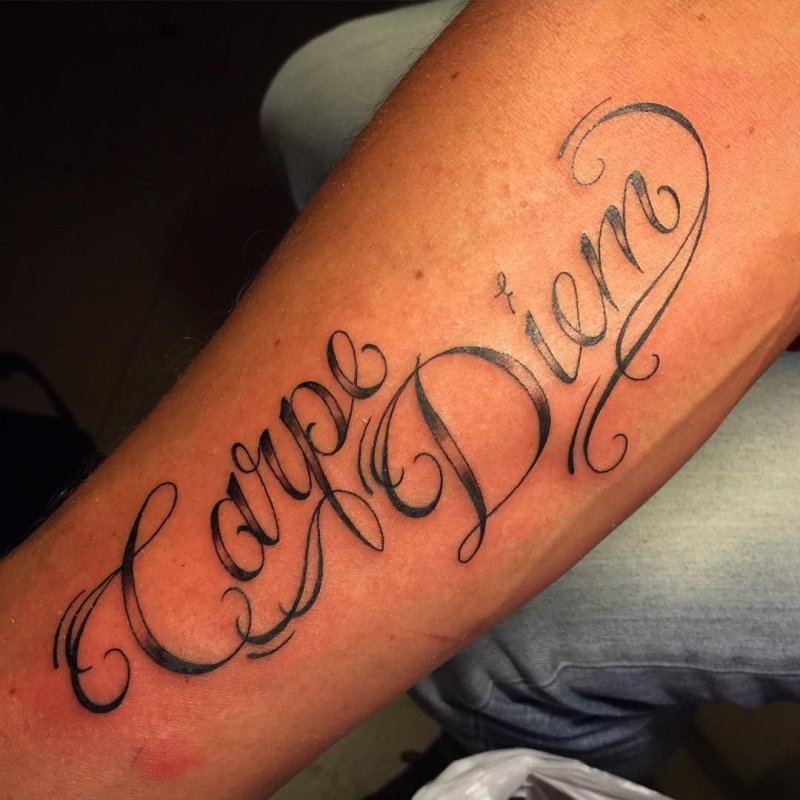 Тату надпись Carpe Diem