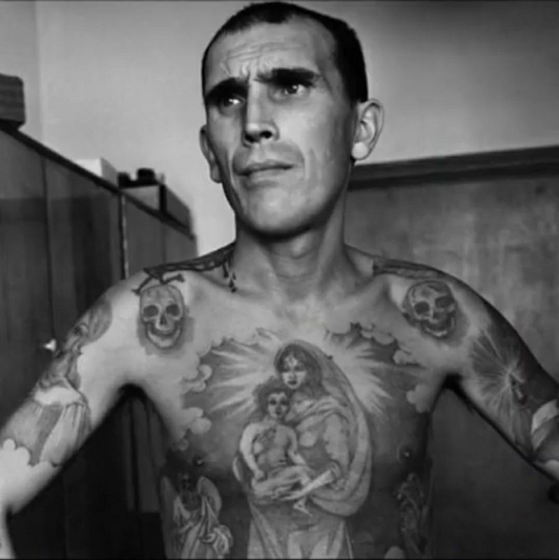 Кольщик в тюрьме тату