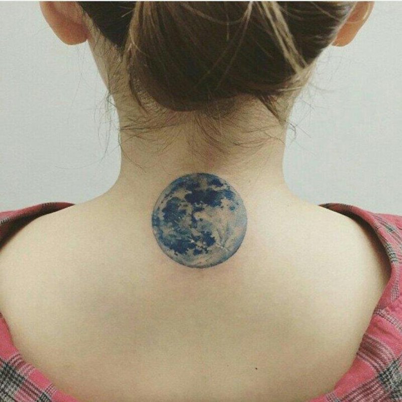 Тату Луна на шее