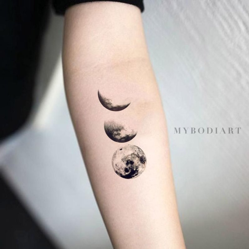 Тату маленькой Луны