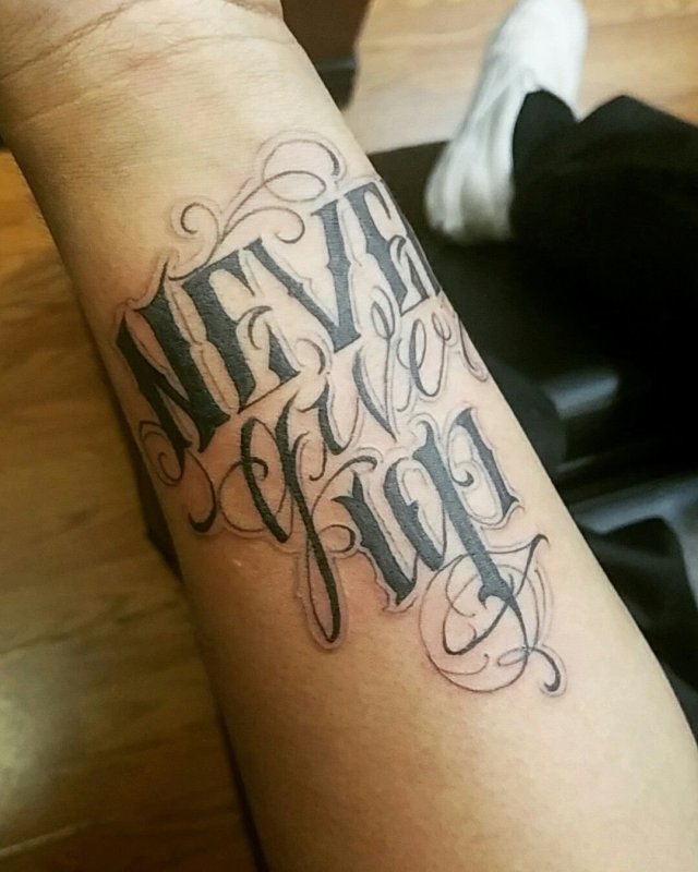 Never give up тату