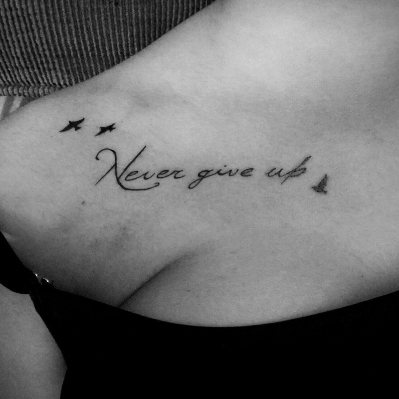 Never give up тату на ключице