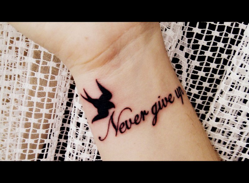 Never give up тату