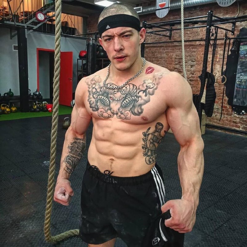 Тату на худой руке мужские