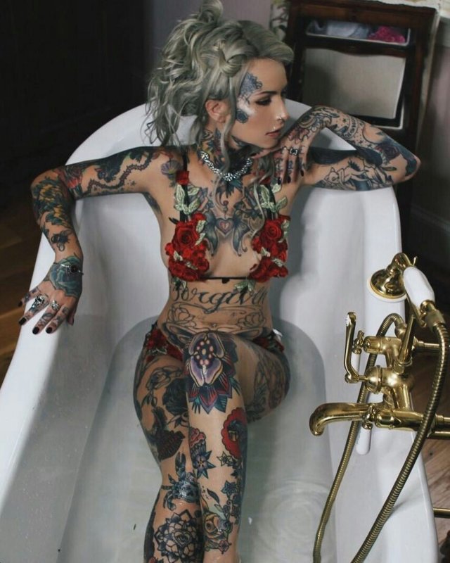 Тату-модель Caroline Grace.