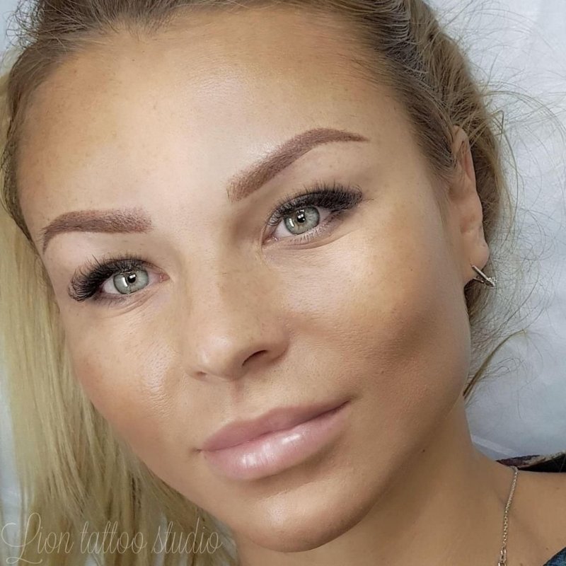Светлый татуаж бровей