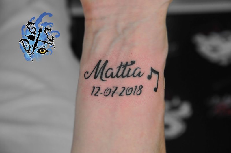 Тату never give up на запястье