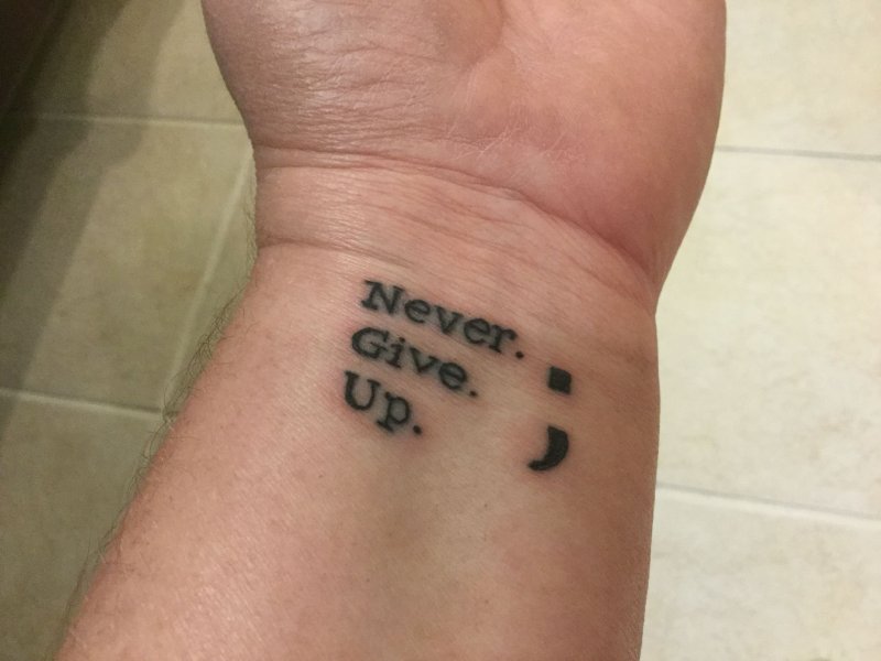 Тату never give up на запястье