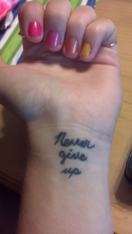 Тату never give up на запястье