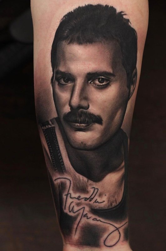Тату надпись Queen