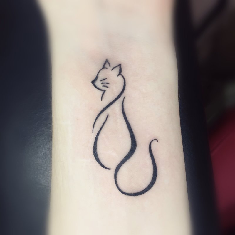 Изящная кошка тату