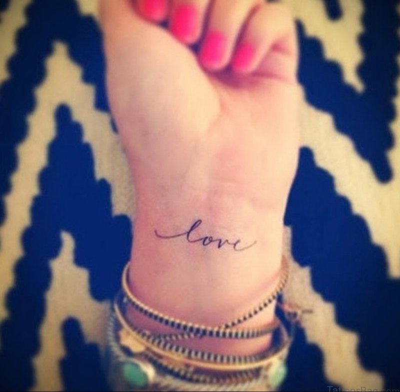 Тату Love на запястье