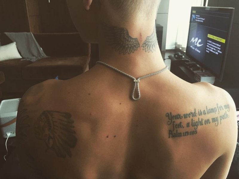 Justin Bieber тату на шее