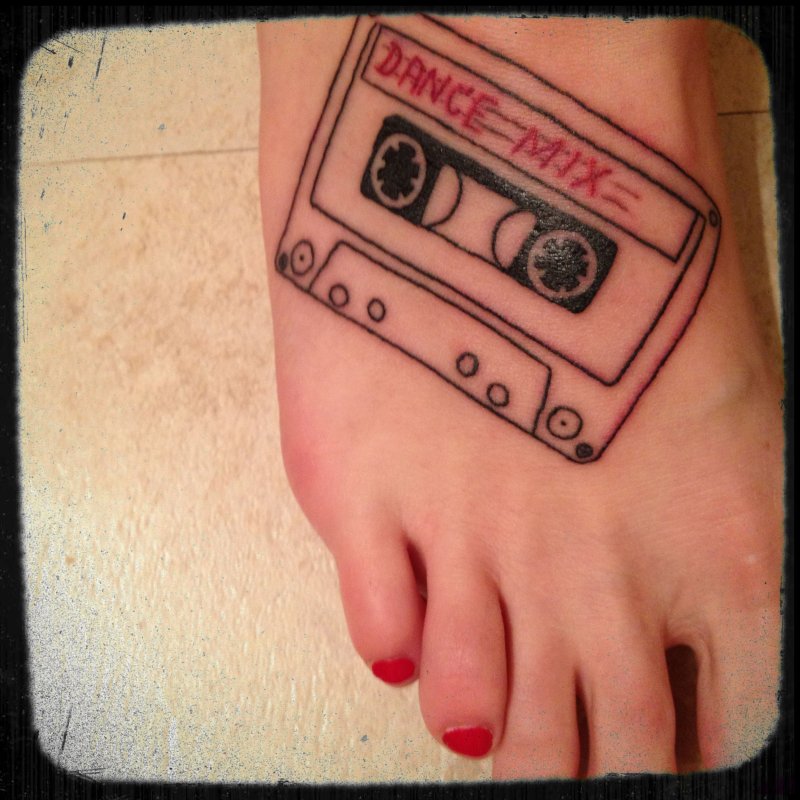 Cartoon Cassette тату