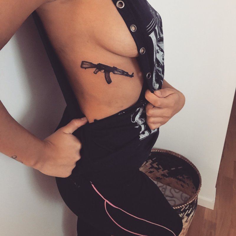 Тату на кулаке