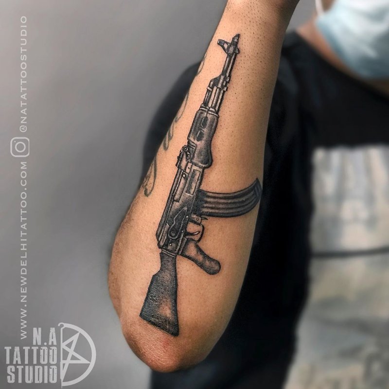 Тату АК 47 на руке