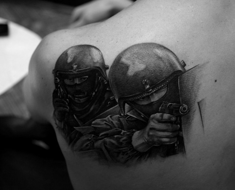 Тату на спине военные