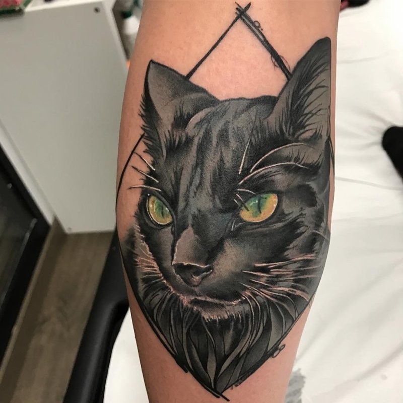Тату черная кошка