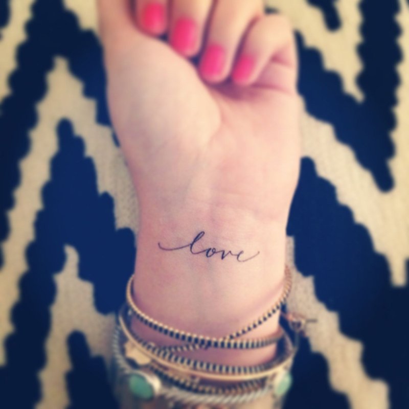Тату Love на запястье