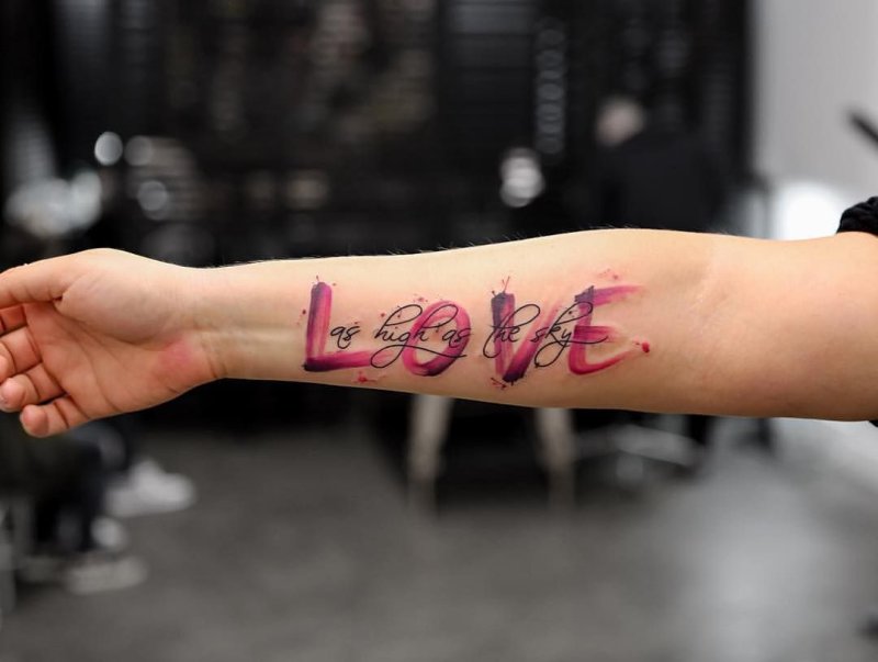Тату на руке Love