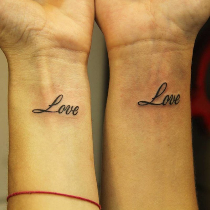 Тату Love на запястье