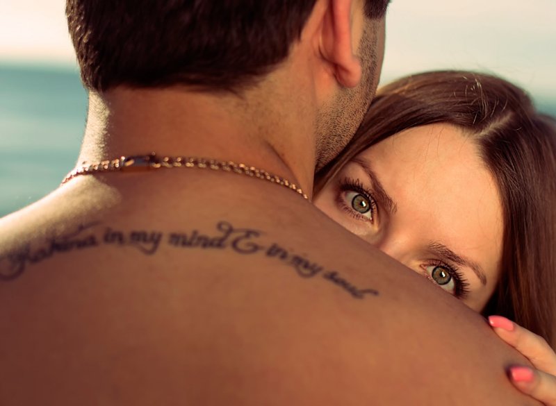 Тату на пальце для девушек Love