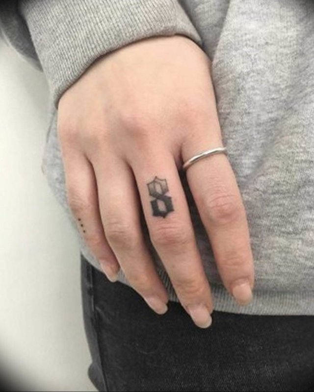 Тату цифры на пальцах