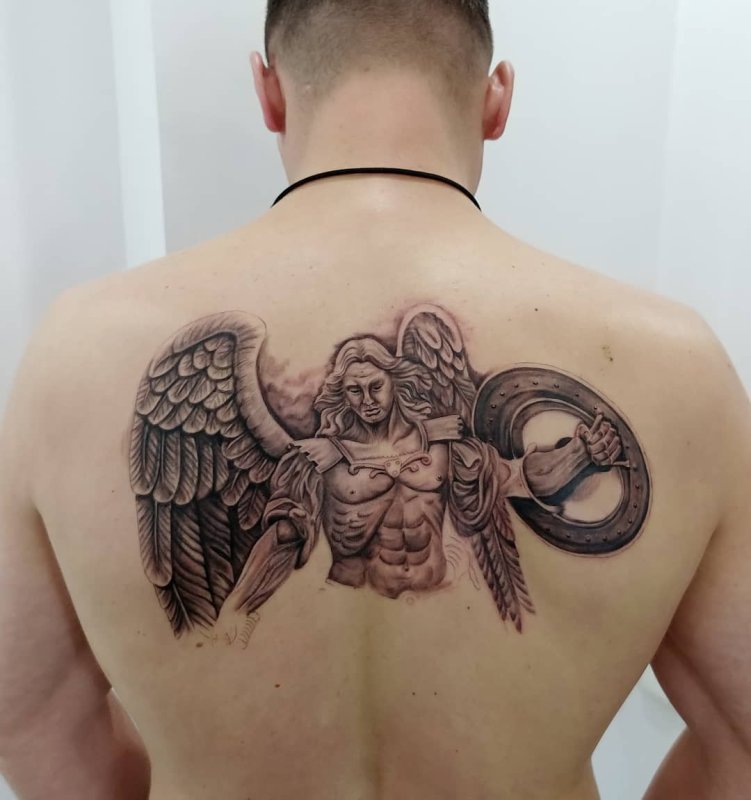 Женщина с крыльями ангела
