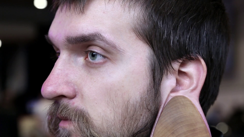 Большая серьга в ухе мужчины