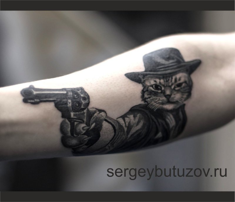 Тату кот с револьвером
