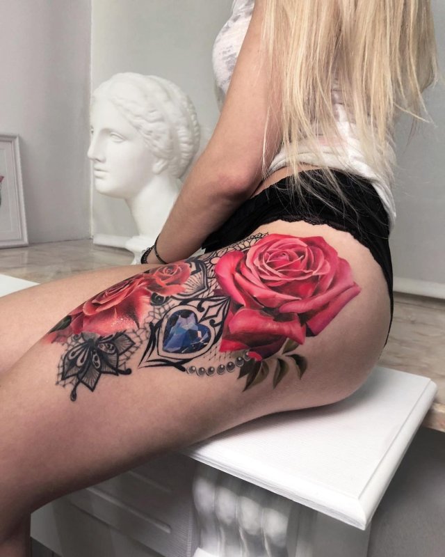 Тату на бедре цветные