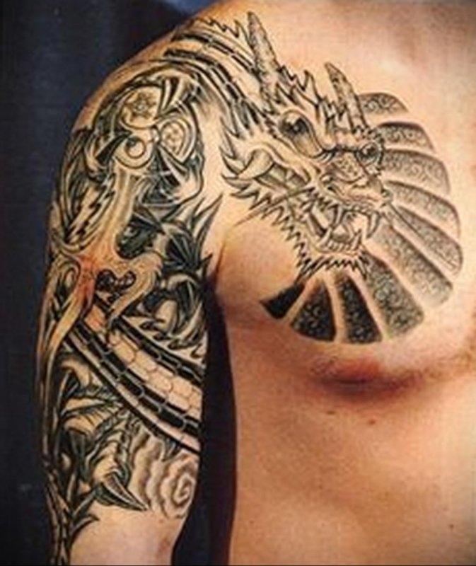 Blackwork тату на груди