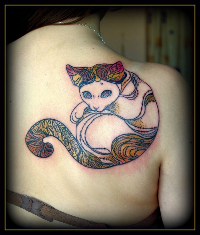 Татуировка кота на животе
