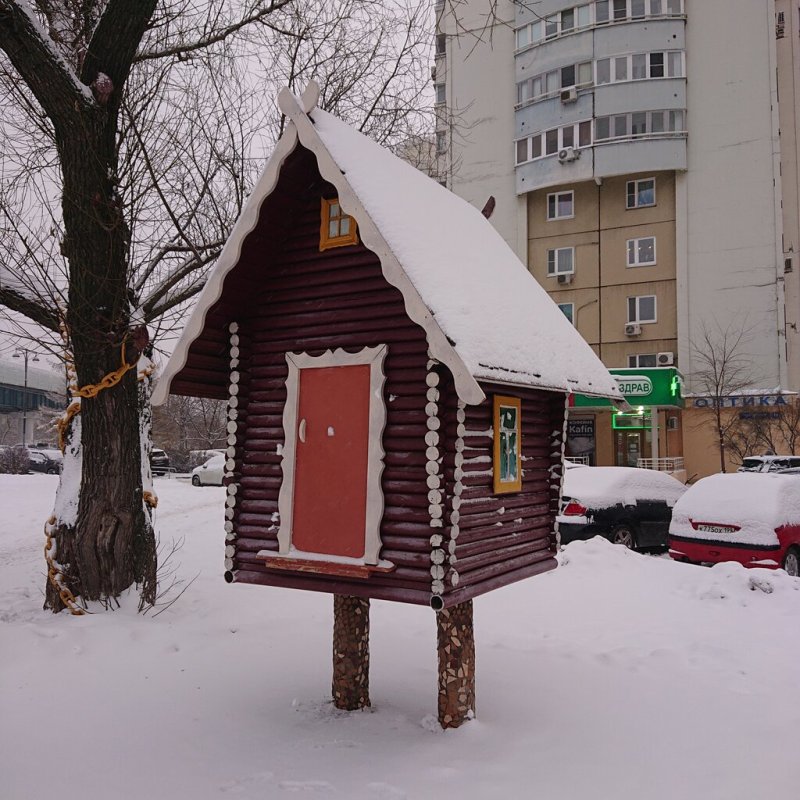 Избушка на курьих ножках в Москве